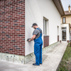 Ein Handwerker für außenputz
